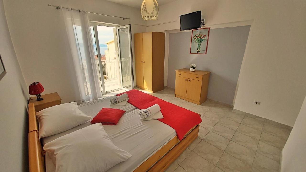 Apartments Mandalinic Омиш Экстерьер фото