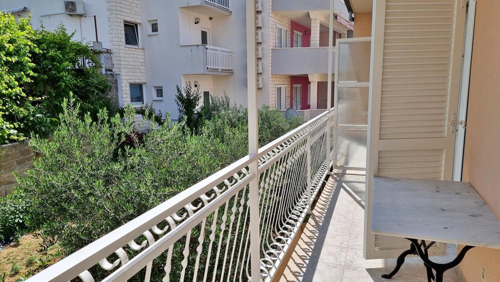 Apartments Mandalinic Омиш Экстерьер фото
